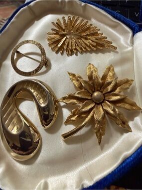 Vintage Gold-Tone Floral and Leaf Brooch Set - Gold 4 pc